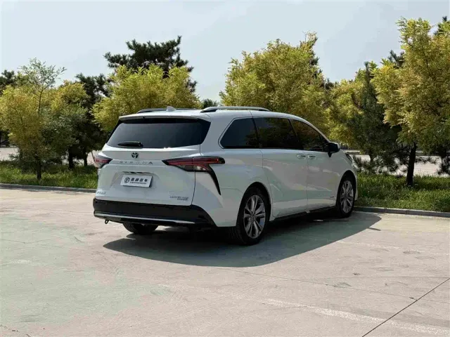 Toyota Sienna — Фото автомобиля 24