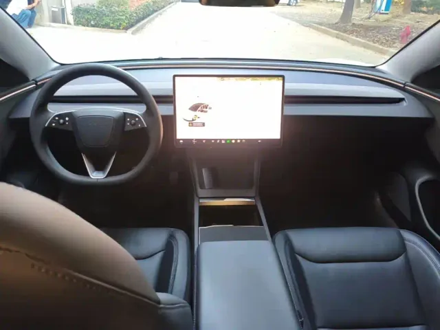 Tesla Model 3 — Фото автомобиля 9