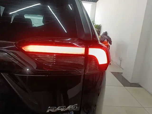 Toyota RAV4 — Фото автомобиля 7