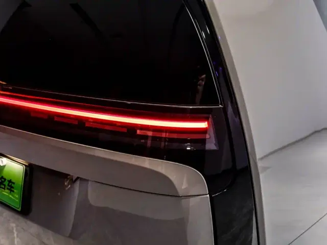 Li Auto MEGA — Фото автомобиля 13