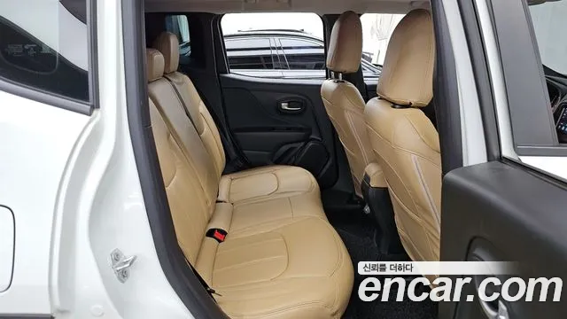 Jeep Renegade — Фото автомобиля 12