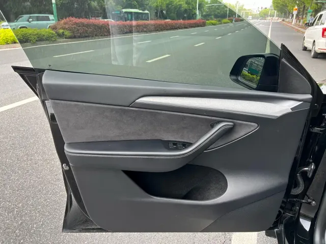 Tesla Model Y — Фото автомобиля 9