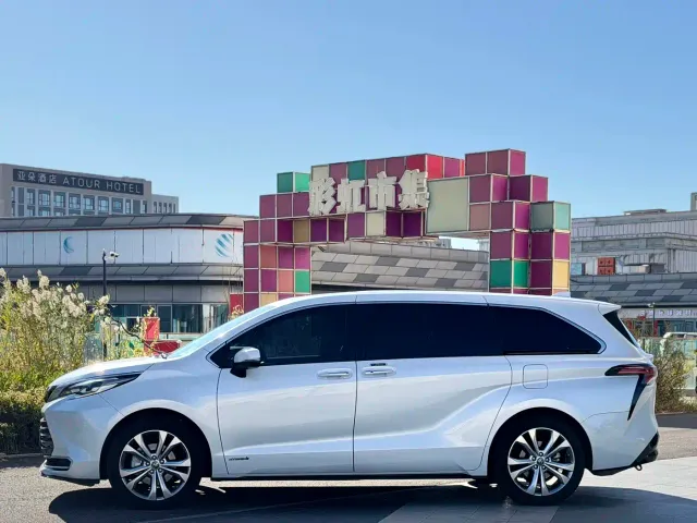 Toyota Sienna — Фото автомобиля 5