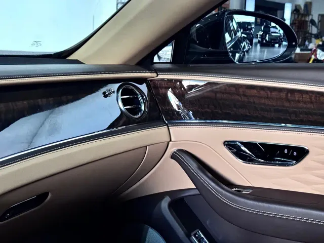 Bentley Flying Spur — Фото автомобиля 24