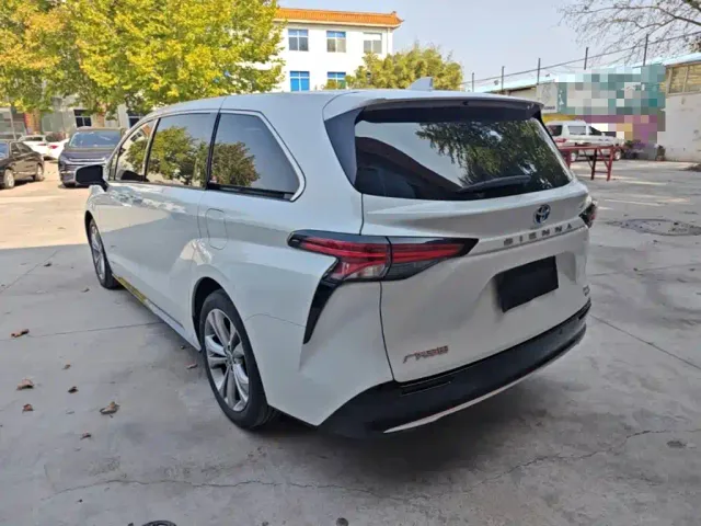 Toyota Sienna — Фото автомобиля 4