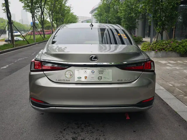 Lexus ES — Фото автомобиля 6