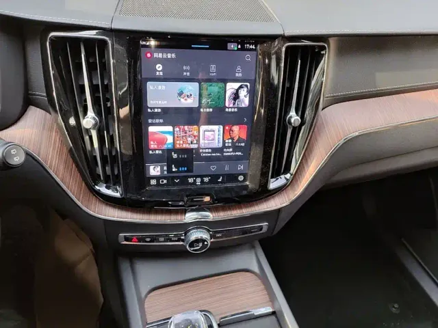 Volvo XC60 — Фото автомобиля 19