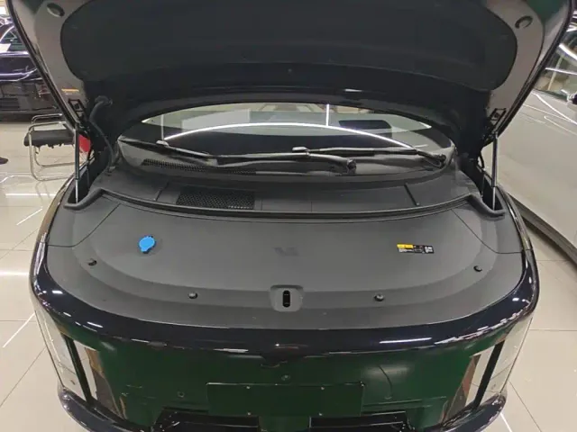 Li Auto i8 — Фото автомобиля 19