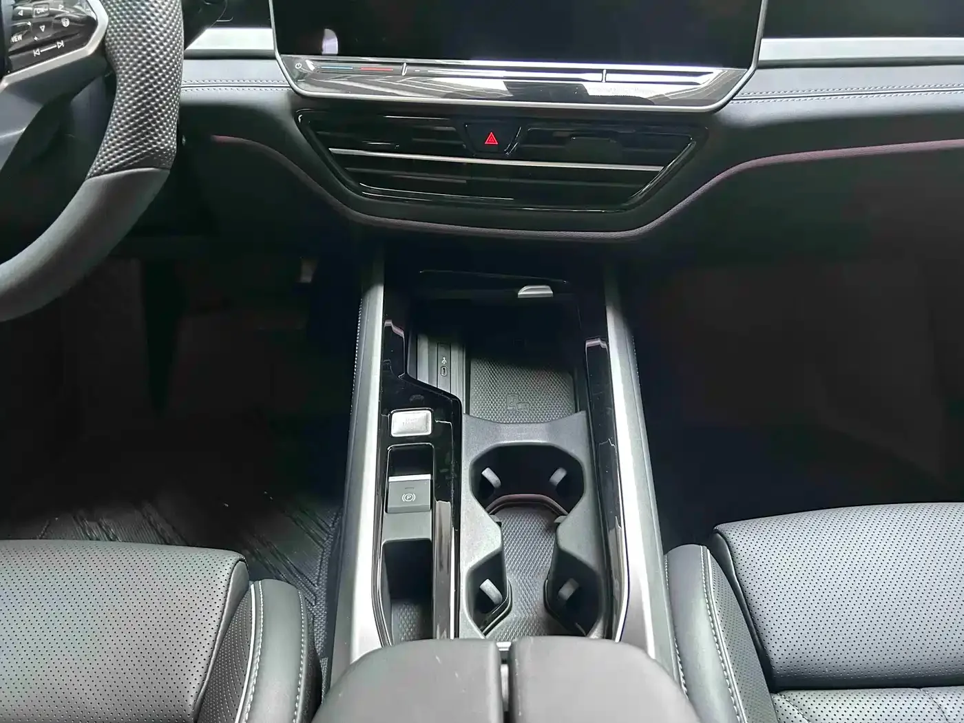 Volkswagen Passat 2025 Pro 380TSI Dragon Fortune Edition — Фото автомобиля 13