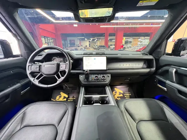 Land Rover Defender — Фото автомобиля 12