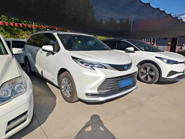 Toyota Sienna — Фото автомобиля 6