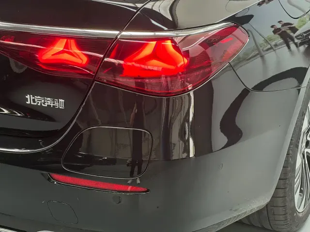 Mercedes-Benz E-Class — Фото автомобиля 4