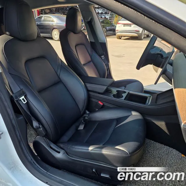Tesla Model 3 — Фото автомобиля 10