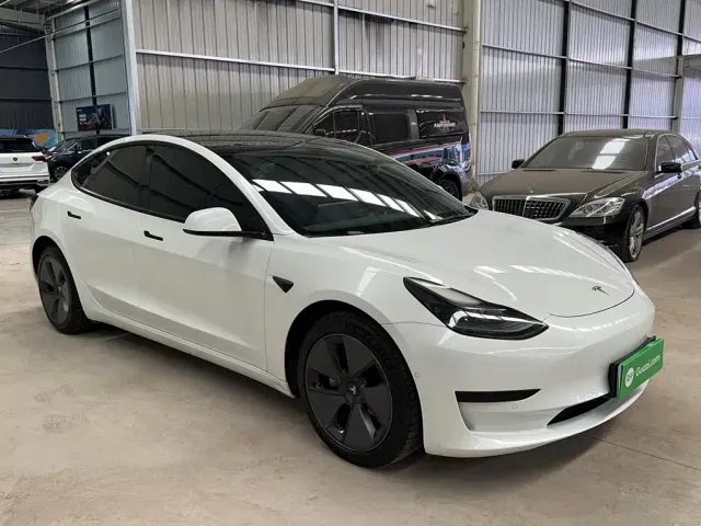 Tesla Model 3 — Фото автомобиля 9