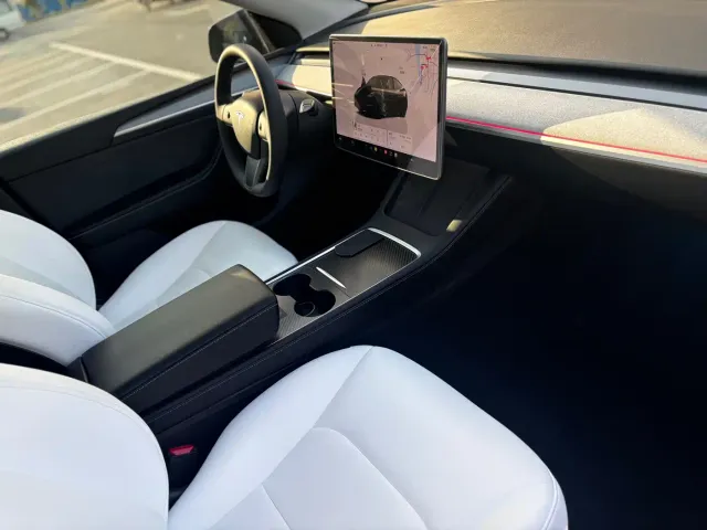 Tesla Model Y — Фото автомобиля 10