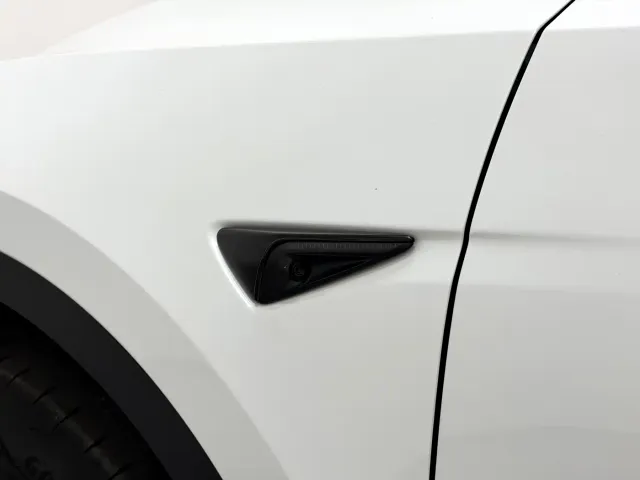Tesla Model Y — Фото автомобиля 13