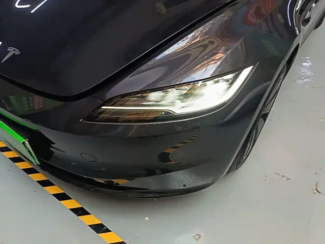 Tesla Model 3 — Фото автомобиля 23