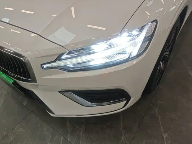 Volvo S60 — Фото автомобиля 23
