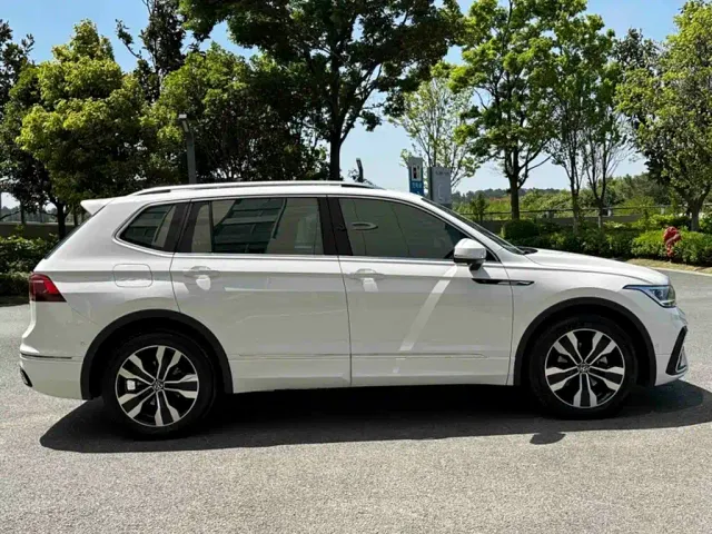 Volkswagen Tiguan L — Фото автомобиля 9