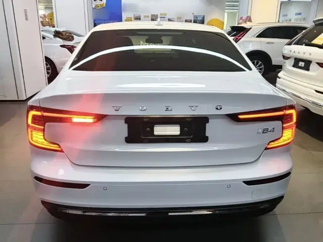 Volvo S60 — Фото автомобиля 5