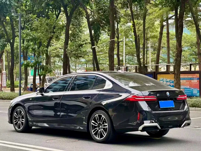 BMW 5 Series — Фото автомобиля 4