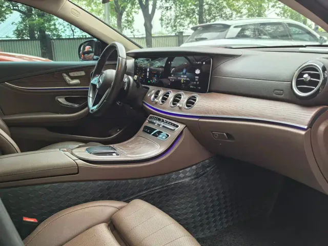 Mercedes-Benz E-Class — Фото автомобиля 4