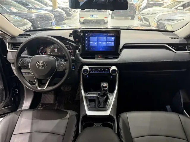 Toyota RAV4 — Фото автомобиля 12