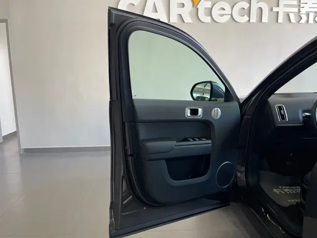 Li Auto L7 — Фото автомобиля 17