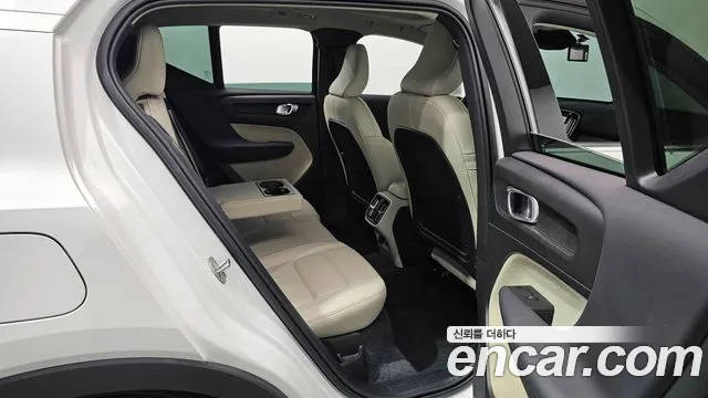 Volvo XC40 — Фото автомобиля 18