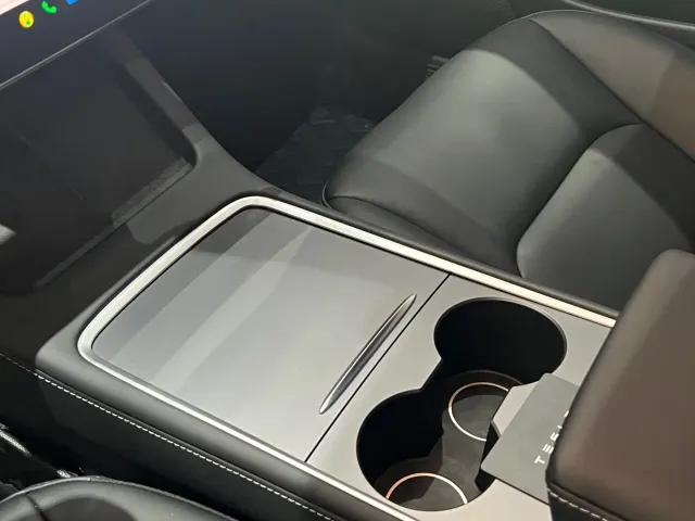 Tesla Model 3 — Фото автомобиля 16