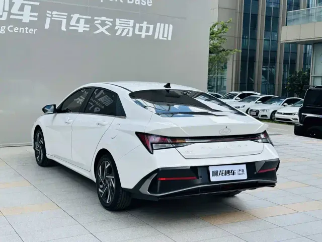 Hyundai Elantra — Фото автомобиля 15