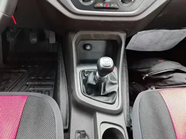 Wuling Hongguang V — Фото автомобиля 13