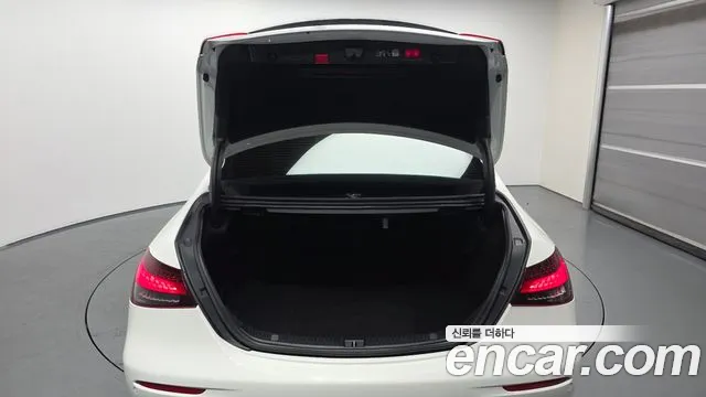 Mercedes-Benz E-Class — Фото автомобиля 19