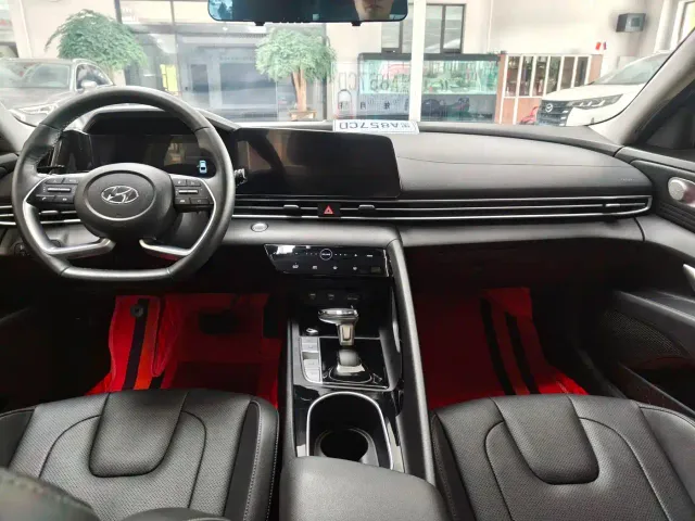 Hyundai Elantra — Фото автомобиля 12
