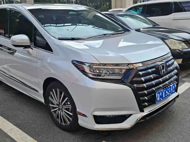 Honda Elysion — Фото автомобиля 3