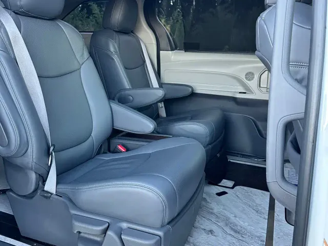 Toyota Sienna — Фото автомобиля 7