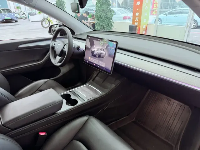 Tesla Model Y — Фото автомобиля 18