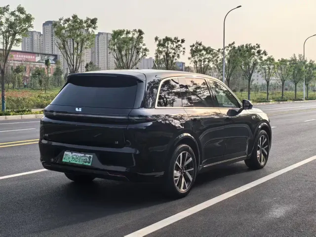 Li Auto L8 — Фото автомобиля 11
