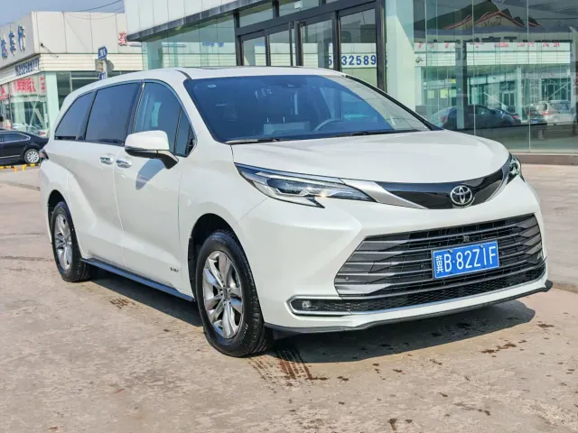 Toyota Sienna — Фото автомобиля 2