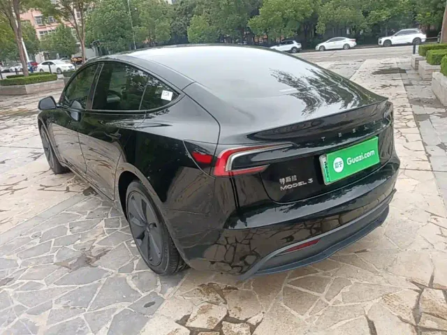 Tesla Model 3 — Фото автомобиля 4