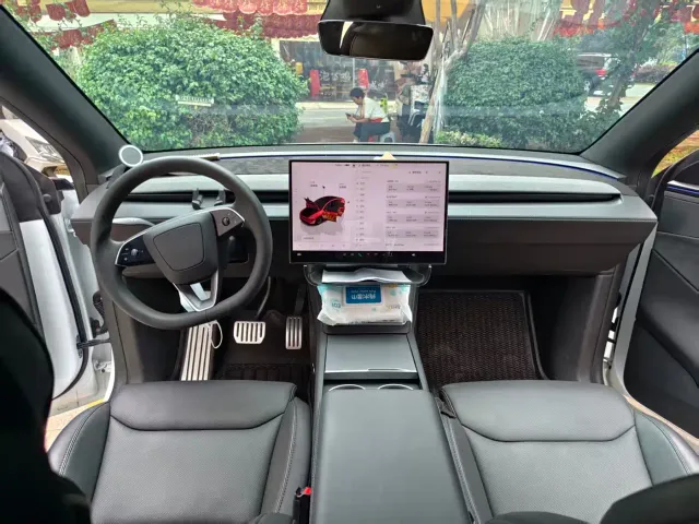 Tesla Model Y L — Фото автомобиля 10