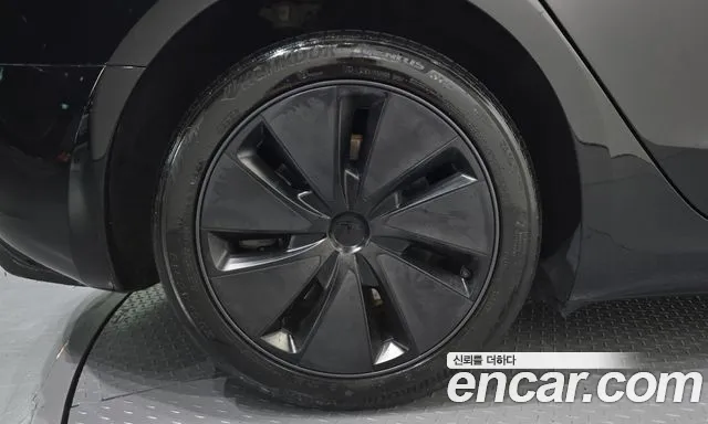Tesla Model 3 — Фото автомобиля 5
