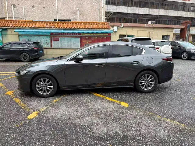 Mazda Axela — Фото автомобиля 8