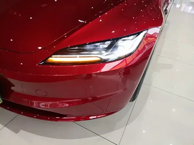 Tesla Model 3 — Фото автомобиля 23