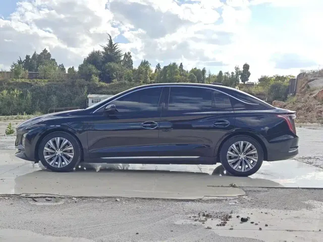 Hongqi E-QM5 — Фото автомобиля 11