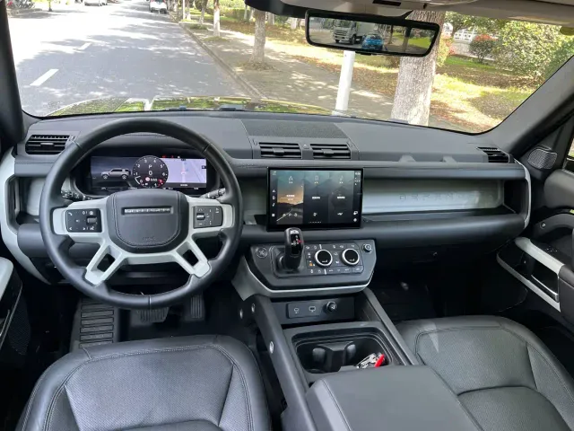 Land Rover Defender — Фото автомобиля 9
