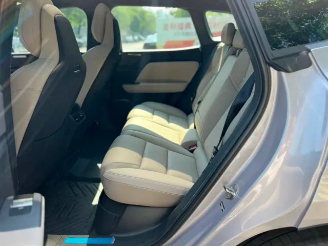 Volvo XC70 Plug-in Hybrid — Фото автомобиля 7