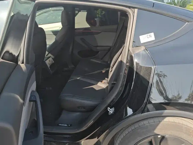 Tesla Model Y — Фото автомобиля 11