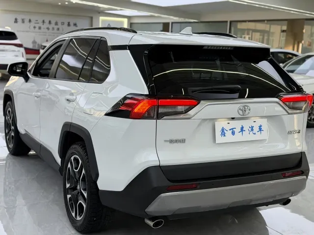 Toyota RAV4 — Фото автомобиля 8