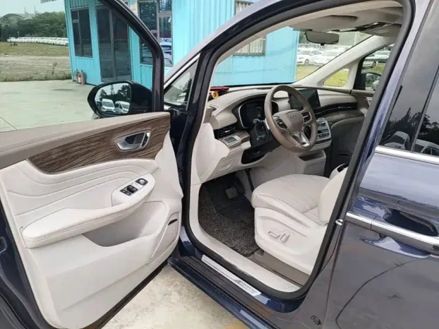 Roewe iMAX8 — Фото автомобиля 15